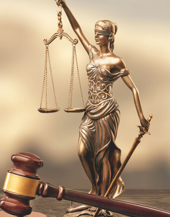 Estátua da justiça dourada com martelo de juiz