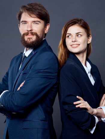 Dois advogados em ternos escuros posando juntos
