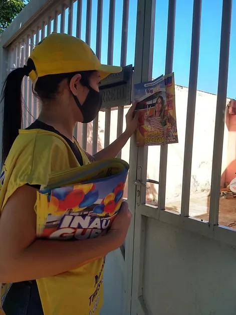 Equipe realizando divulgação e distribuição de panfletos